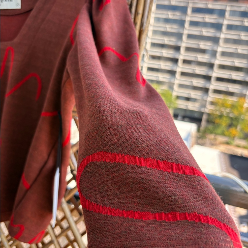 Eve Gravel Red and Maroon V-Neck Top - Picture 6 of 7